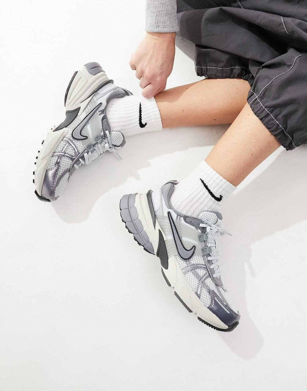 Men's Retro Y2K Metallic Mesh Athletic Sneakers - Image 2