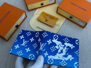 Premium Men's Bifold Wallet | Luxury-Style Patterned Leather Accessory